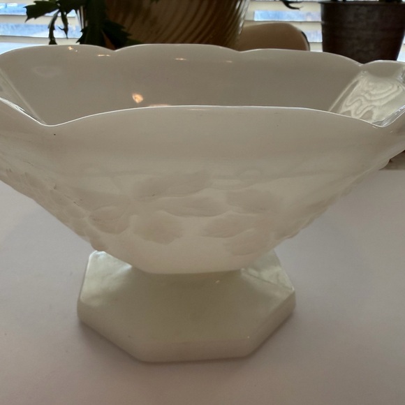 Vintage Anchor Hocking Harvest Grape Milk Glass Pedestal Fruit Bowl - Picture 3 of 9